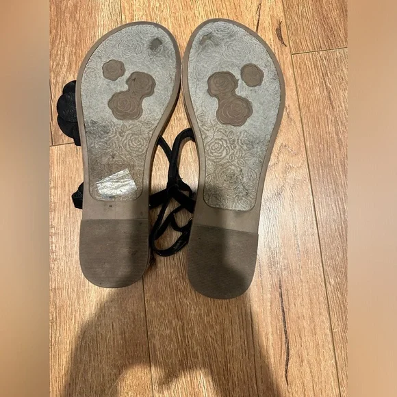 Carlos by Carlos Santana Elegant Black Floral Sandals - Picture 4 of 6